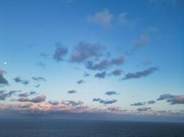 hoog hoek visie van plantkunde baai strand en zee visie gedurende zonsondergang Bij breedtrap kent, Engeland uk. april 21e, 2024 foto