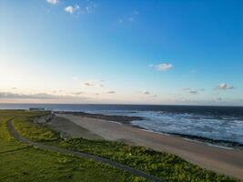 hoog hoek visie van plantkunde baai strand en zee visie gedurende zonsondergang Bij breedtrap kent, Engeland uk. april 21e, 2024 foto