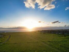 hoog hoek visie van plantkunde baai strand en zee visie gedurende zonsondergang Bij breedtrap kent, Engeland uk. april 21e, 2024 foto