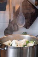 broccoli en bloemkool zijn gestoomd in een pan - gezond eetpatroon, baby voedsel, Koken in een stoomboot foto