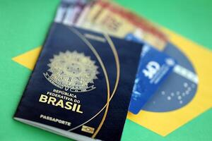 paspoort boek van federatief republiek van Brazilië, cpf belastingbetaler kaart en braziliaans reais geld rekeningen foto