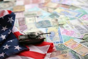 tank Aan Verenigde staten vlag Aan veel bankbiljetten van verschillend munteenheid. achtergrond van oorlog financiering foto