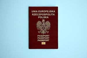 Polen paspoort Aan blauw achtergrond dichtbij omhoog foto