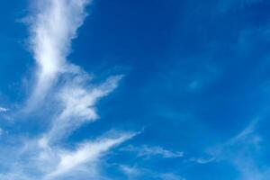 blauwe lucht met witte wolk foto