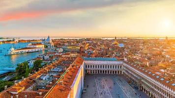 bovenaanzicht van de oude stad vanice bij zonsondergang foto