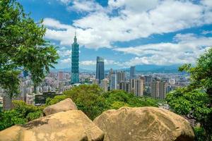 skyline van het centrum van taipei in taiwan foto