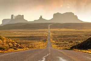 panoramisch uitzicht op de historische Amerikaanse route 163 die door het Monument Valley-gebied in Utah loopt foto