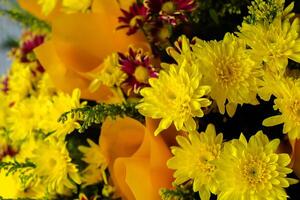 bloem arrangement met chrysant foto