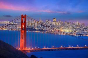 golden gate bridge en het centrum van San Francisco foto