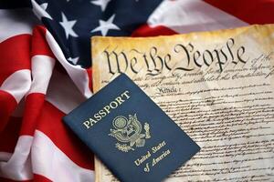 preambule naar de grondwet van de Verenigde staten met paspoort en Amerikaans vlag foto
