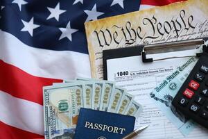 Verenigde staten 1040 belasting het formulier individu inkomen belasting terugkeer met terugbetaling controleren en ons dollar rekeningen foto
