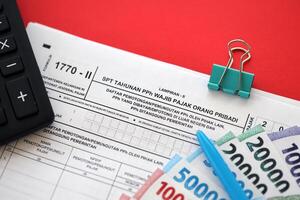Indonesisch belasting het formulier 1770-2 individu inkomen belasting terugkeer en pen Aan tafel foto