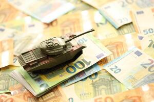 veel euro bankbiljetten en tank. veel van rekeningen van Europese unie valuta en groen tank foto