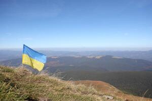 oekraïens vlag Aan top van hoverla berg in Oekraïne foto