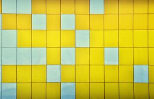 de structuur van de metaal muur, ingelijst in de het formulier van gekleurde pleinen van twee kleuren. modern muur ontwerp voor de buitenkant van woon- en kantoor gebouwen foto