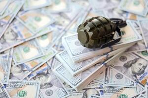 granaat met een controleren tegen de achtergrond van reusachtig bedrag van Amerikaans dollar rekeningen foto