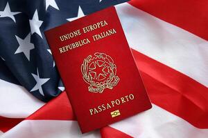 Italiaans paspoort Aan Verenigde staten nationaal vlag achtergrond dichtbij omhoog. toerisme en diplomatie foto