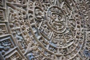 oude mayan kalender of aztec kalender met ruw Verlichting oppervlakte foto