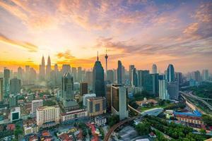 de skyline van de binnenstad van Kuala Lumpur bij schemering foto