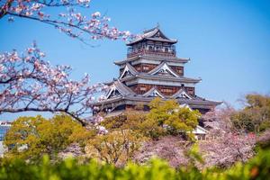 Hiroshima-kasteel tijdens het kersenbloesemseizoen foto