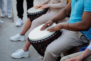 virtuoos djembe drummen, handen schot detailopname, muzikanten spelen Aan de straat, een etnisch instrument. foto