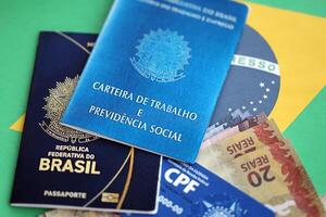 paspoort van Brazilië, cpf belastingbetaler kaart en werk kaart met braziliaans reais geld rekeningen Aan vlag foto