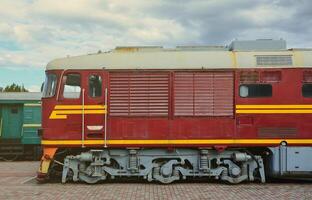 cabine van modern Russisch elektrisch trein. kant visie van de hoofd van spoorweg trein met een veel van wielen en ramen in de het formulier van patrijspoorten foto