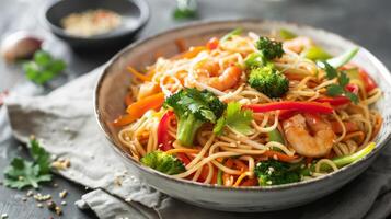 heerlijk garnaal zie mein met noedels, groenten, en Chinese keuken elementen Aan een bord foto