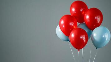 rood en blauw helium ballonnen drijvend net zo glanzend decoratie voor een viering foto