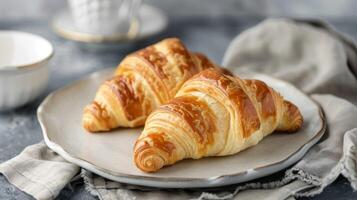 gouden heerlijk croissant met vlokkig Frans bakkerij structuur voor een fijnproever ontbijt foto