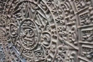 oude mayan kalender of aztec kalender met ruw Verlichting oppervlakte foto