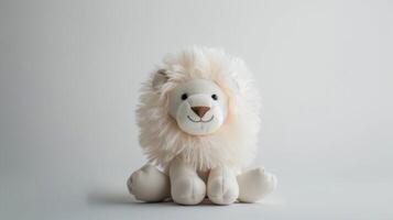 pluizig wit pluche leeuw speelgoed- met zacht manen en schattig glimlachen gezicht zittend tegen een schoon achtergrond foto