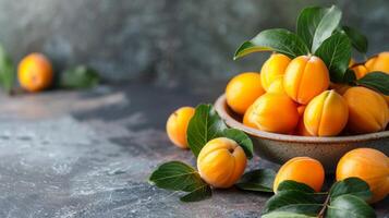 loquats in een kom met vers bladeren hoogtepunt rijp, levendig, sappig, en zoet kenmerken foto