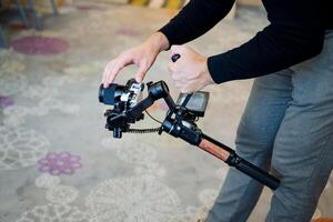 instelling omhoog de camera, de exploitant werk met de sdedicam, de camera stabilisator, de uitrusting voor het schieten , de afbeelding balancer. foto