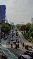 centraal Jakarta, januari 30, 2024 - top visie van verkeer stromen Aan de straten van downtown Jakarta. foto