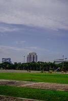 centraal Jakarta, januari 30, 2024 - mooi visie van wolkenkrabbers met een helder middag lucht. foto