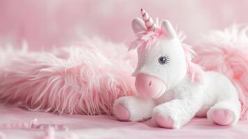 pluche eenhoorn speelgoed- in roze en wit met pluizig zacht fantasie in beroep gaan foto