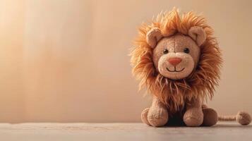 pluizig leeuw speelgoed- met pluche manen en schattig zacht bruin kleding stof zittend binnenshuis foto