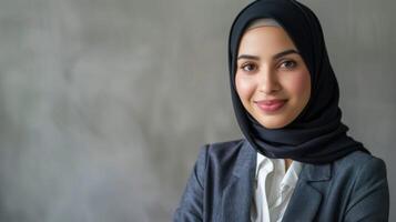 professioneel vrouw in hijab portretteert vertrouwen en empowerment net zo een financieel analist in een zakelijke instelling foto