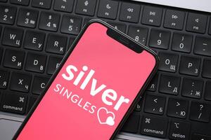 kiev, Oekraïne - februari 23, 2024 zilver singles logo van beroemd dating website of app Aan iphone Scherm foto