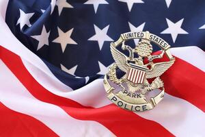 kiev, Oekraïne - maart 9, 2024 ons Verenigde staten park Politie insigne Aan Verenigde staten van Amerika vlag foto