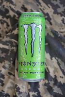 kiev, Oekraïne - 4 kunnen, 2023 monster energie drinken ultra paradijs in groen blik kan met monster energie drinken logo foto