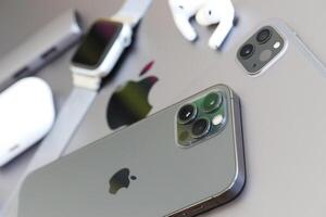 kiev, Oekraïne - 4 kunnen, 2023 appel merk apparaten iphone, ipad en airpods met appel kijk maar leugens Aan MacBook lichaam foto