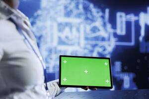 beheerder toepassingen groen scherm tablet naar ontwikkelen kunstmatig intelligentie- neurale netwerken knooppunten gemodelleerd na menselijk brein. arbeider instelling omhoog ai machine aan het leren gebruik makend van chroom sleutel apparaat foto