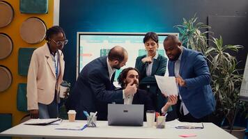 Onderzoek team presenteren allemaal in zicht en statistieken gegevens ze gevonden online, briefing hun manager over de werk vooruitgang en prestaties. medewerkers tonen verzameld informatie. camera b. foto