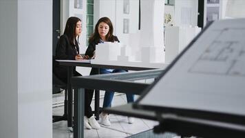 ontwikkeling personeel produceert plan voor interieur ontwerp in agentschap werkplek, schatten 3d gedrukt structuur grootte en specificaties. ingenieurs gebruik maquette naar bijhouden dimensies van echt instellingen. foto