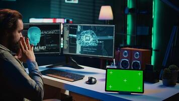 ontwikkelaar gebruik makend van groen scherm tablet updaten kunstmatig intelligentie- machine aan het leren algoritme, schrijven binair code scripts. het deskundige programmering Aan mockup apparaat naar upgrade ai brein, camera b foto