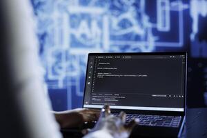 gecertificeerd beheerder updates neurale netwerken gemaakt omhoog van met elkaar verbonden knooppunten, schrijven ingewikkeld binair code scripts Aan laptop. bekwaam specialist toepassingen programmering naar upgrade ai simulatie model- foto