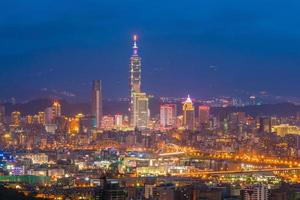 skyline van de stad van taipei bij schemering in taiwan foto