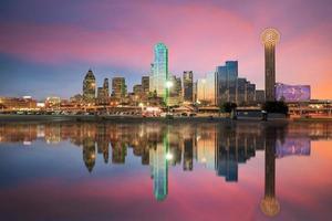 skyline van dallas weerspiegeld in de drie-eenheid rivier bij zonsondergang foto